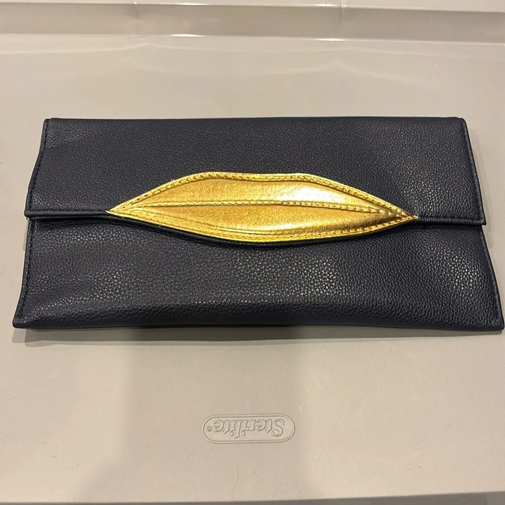 - 2Chique Boutique Women's Kiss Mark Navy Blue Clutch